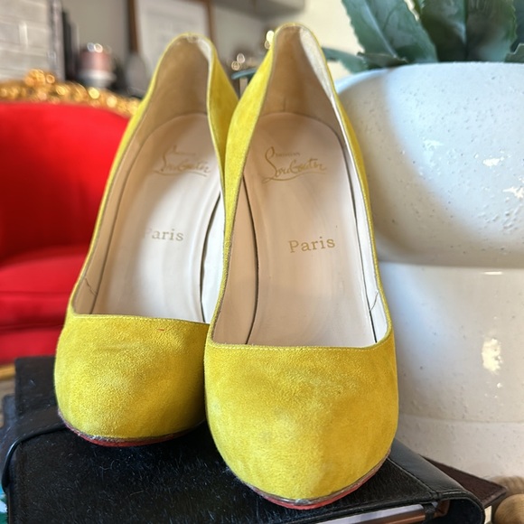 Yellow Suede Louboutin heels - Picture 5 of 10